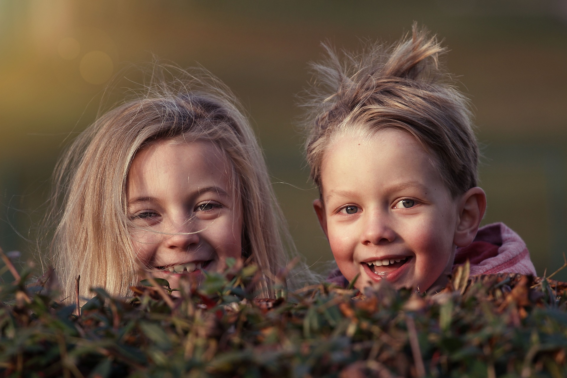 Kinder - neugierig - lächeln